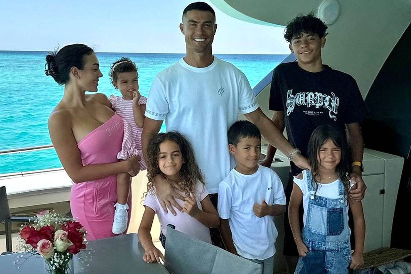 Cristiano Ronaldo a făcut cea mai mare aroganță a verii! Starul cu o avere de sute de milioane de euro a chemat un cântăreț celebru să-i cânte în sufragerie