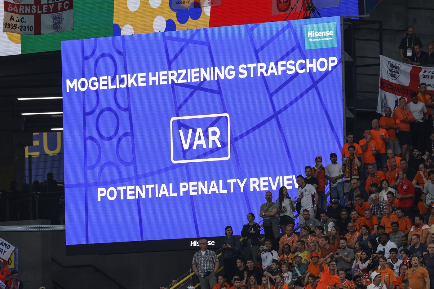 Cum au reacționat englezii după ce arbitrul neamț, suspendat în trecut pentru luare de mită, a dat un penalty controversat, cu VAR, în Anglia – Olanda! În optimile cu România, Felix Zwayer a ignorat toate fazele împotriva tricolorilor
