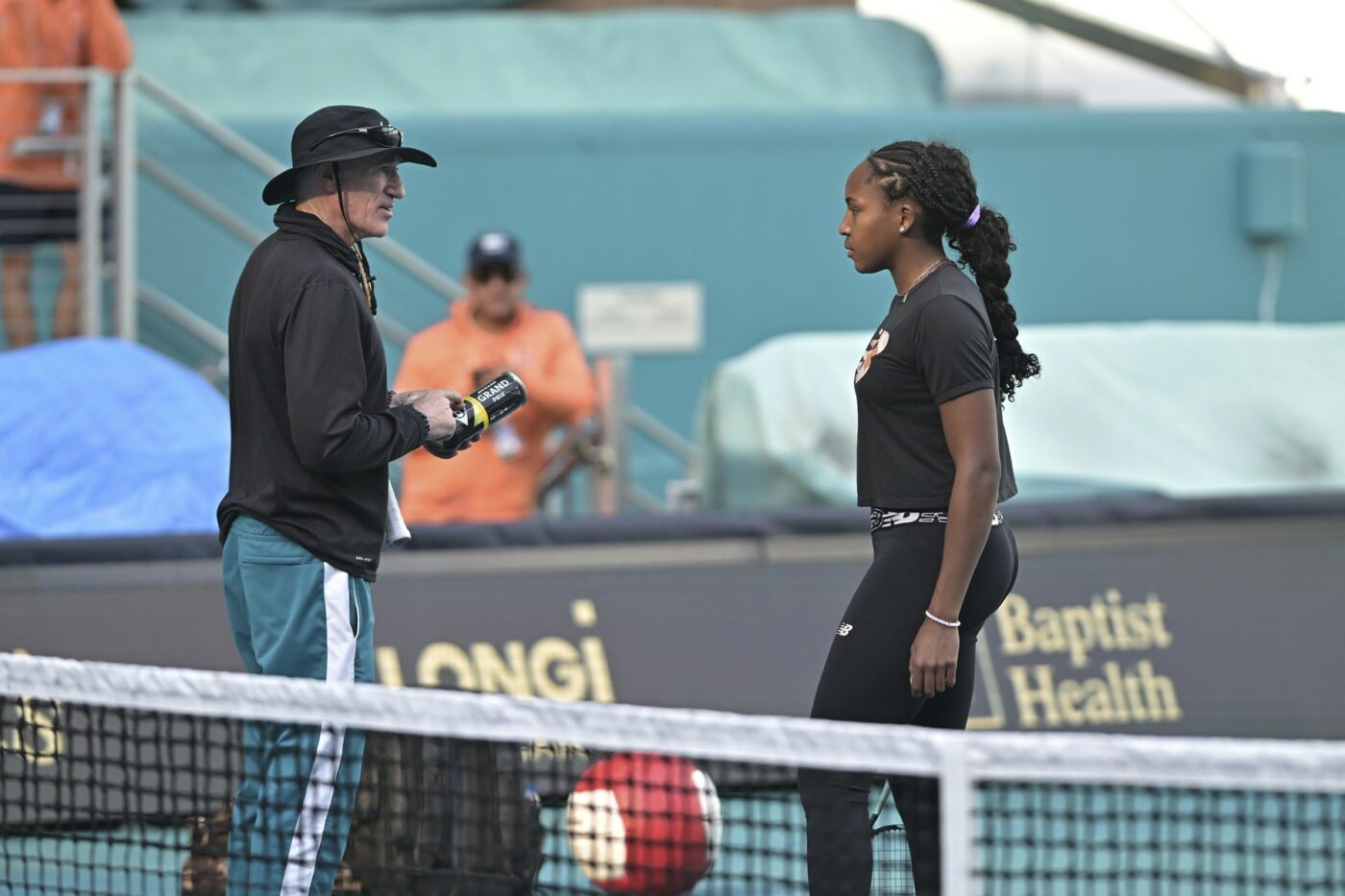 De la Simona Halep nu s-a mai văzut o asemenea răbufnire către antrenorul din tribună! „Spune-mi ceva, nu zici nimic!”: conflictul care a șocat fanii la Wimbledon între jucătoare și omul care o pregătește