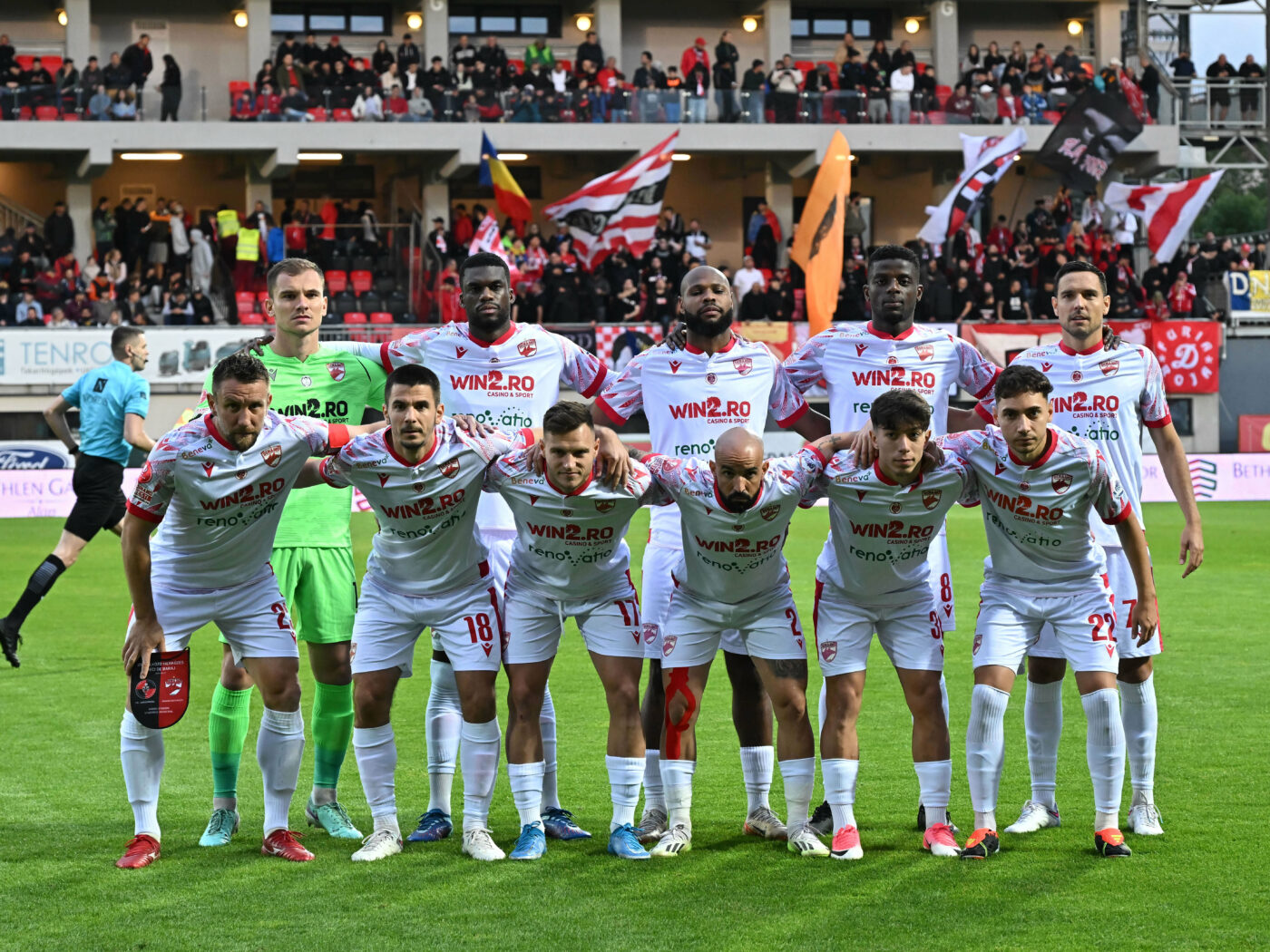 Dinamo și-a stabilit sponsorul principal pentru noul sezon din Superliga! Răsturnare de situație pe ultima sută de metri: „câinii” dau o lovitură importantă de imagine. Cum arată noile echipamente ale „roș-albilor”. EXCLUSIV