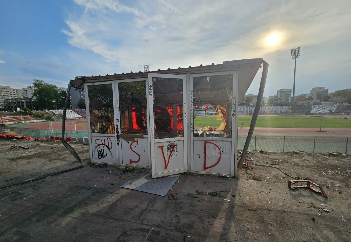 E rost de demolare în „Ștefan cel Mare”. Imagini cu dezmembrările din „Groapă”. Dinamoviștii așteaptă, de la o zi la alta, ca CNI să demareze licitația pentru construcția noului stadion. EXCLUSIV