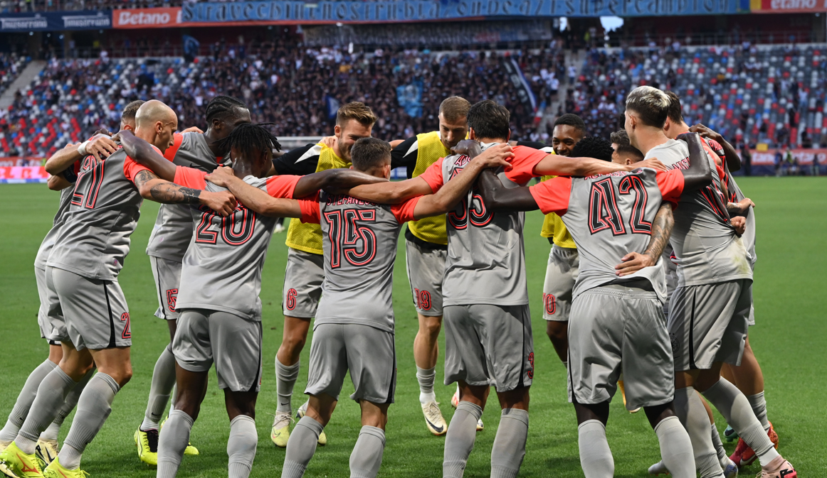 FCSB – Corvinul Hunedoara 3-0, în Supercupa României. Echipa lui Gigi Becali înhață trofeul după un meci plin de goluri pe stadionul Steaua! Campioana Superligii s-a distrat cu divizionara secundă și a început sezonul cum nu se putea mai bine