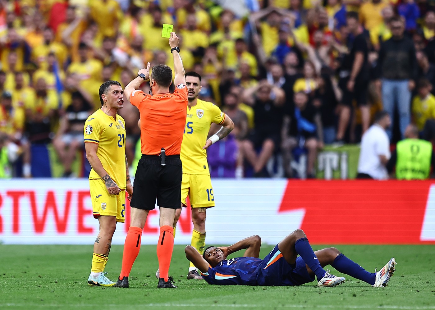 Faza controversată care putea schimba totul în România – Olanda! Arbitrul german a luat o decizie incredibilă, iar Nicolae Stanciu și Edi Iordănescu au explodat de furie