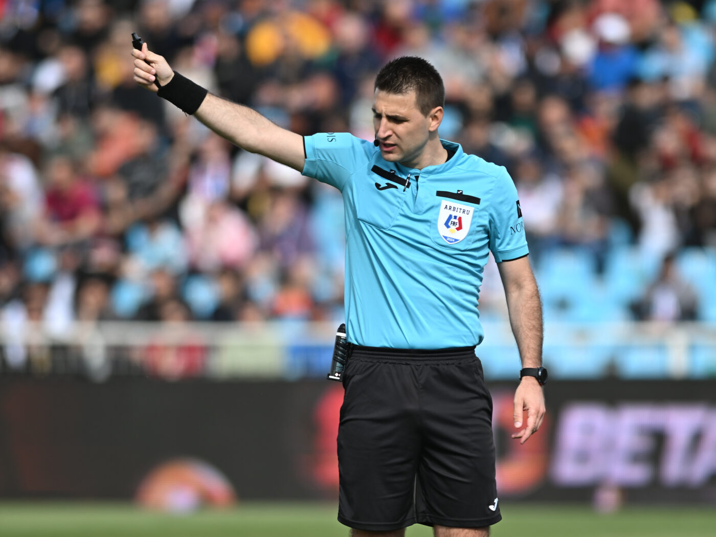 Fază controversată în CFR Cluj – Dinamo. Era minutul 2 când „câinii” au cerut penalty: decizia arbitrului i-a înfuriat, iar reluările TV agită și mai tare spiritele