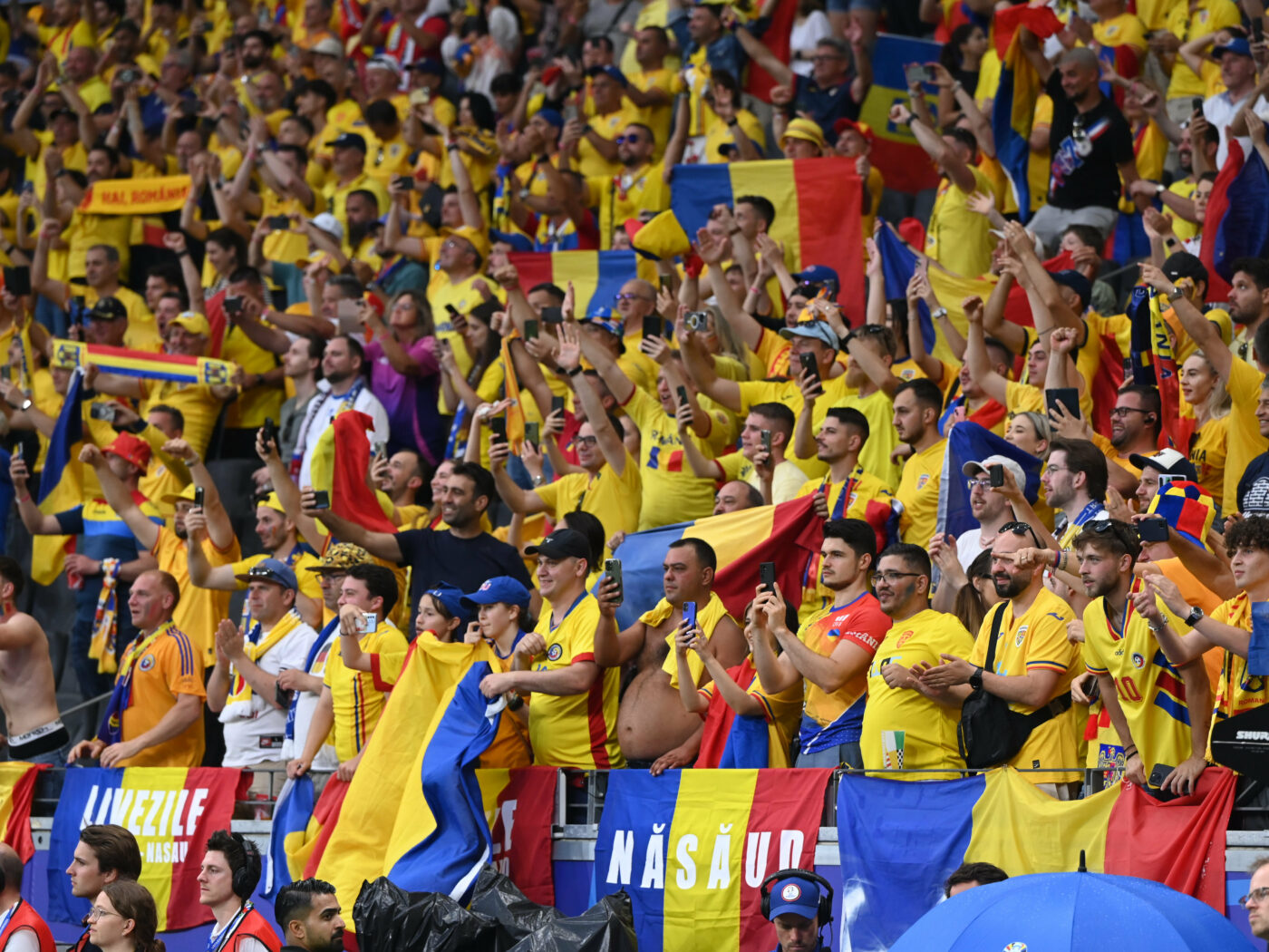 Fostul internațional german are de suferit după ce a intrat în mijlocul fanilor tricolorilor înainte de România – Olanda! Ce a pățit