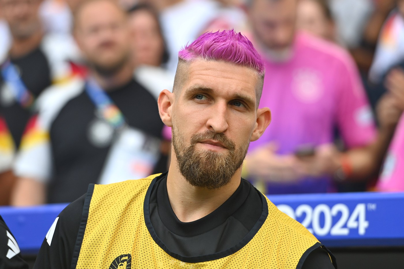 Fostul mare fotbalist neamț, atac devastator împotriva lui Andrich, jucătorul Germaniei care l-a copiat pe Andrei Rațiu și s-a vopsit în cap, dar roz! „Poate că se simte femeie! UEFA să interzică aceste culori ale părului”