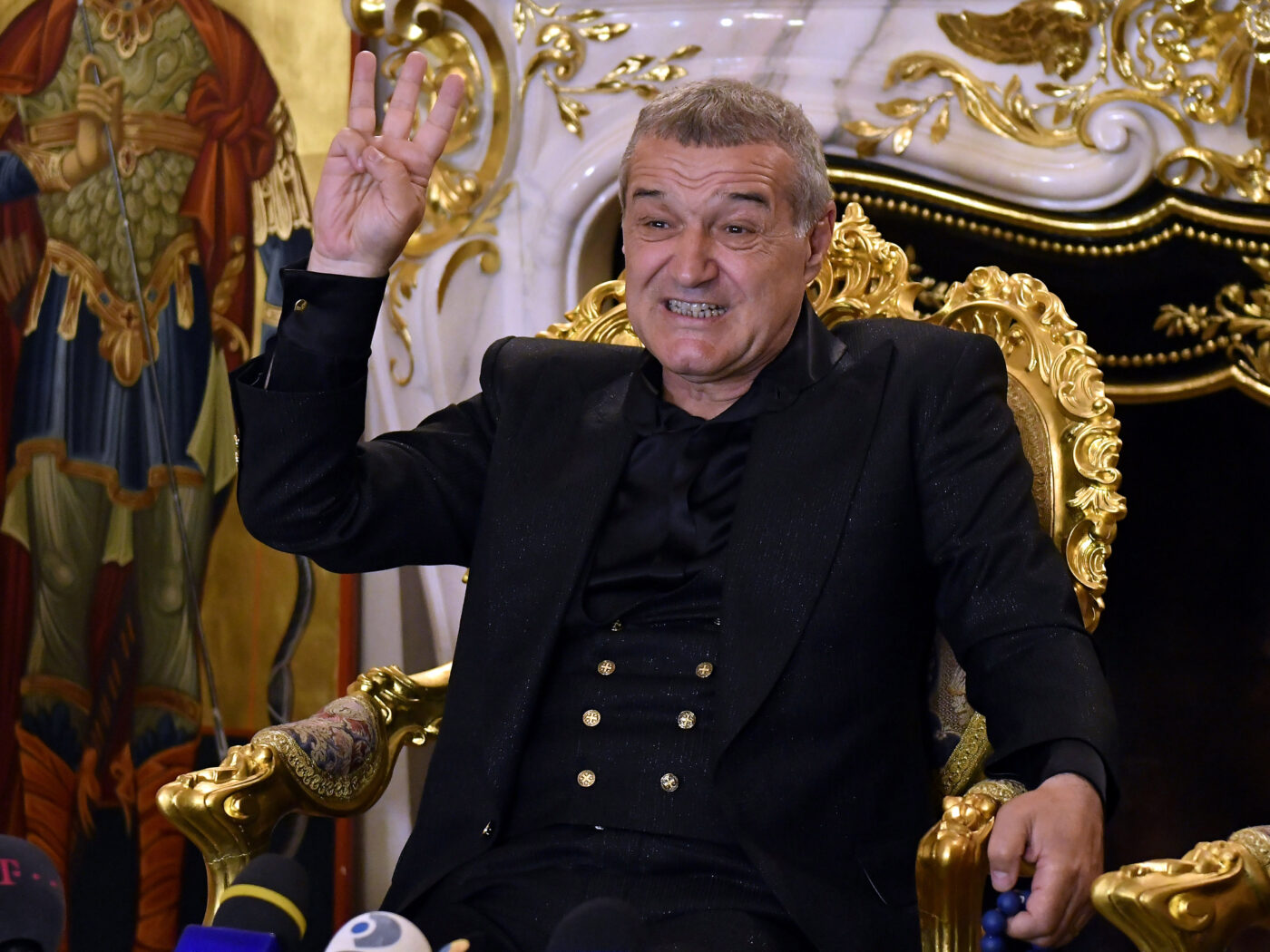 Gigi Becali a scos din echipă trei fotbalişti la pauza meciului FCSB – Virtus! A luat decizia când formația lui avea 3-0 şi unul dintre „sacrificați” reuşise o „dublă”