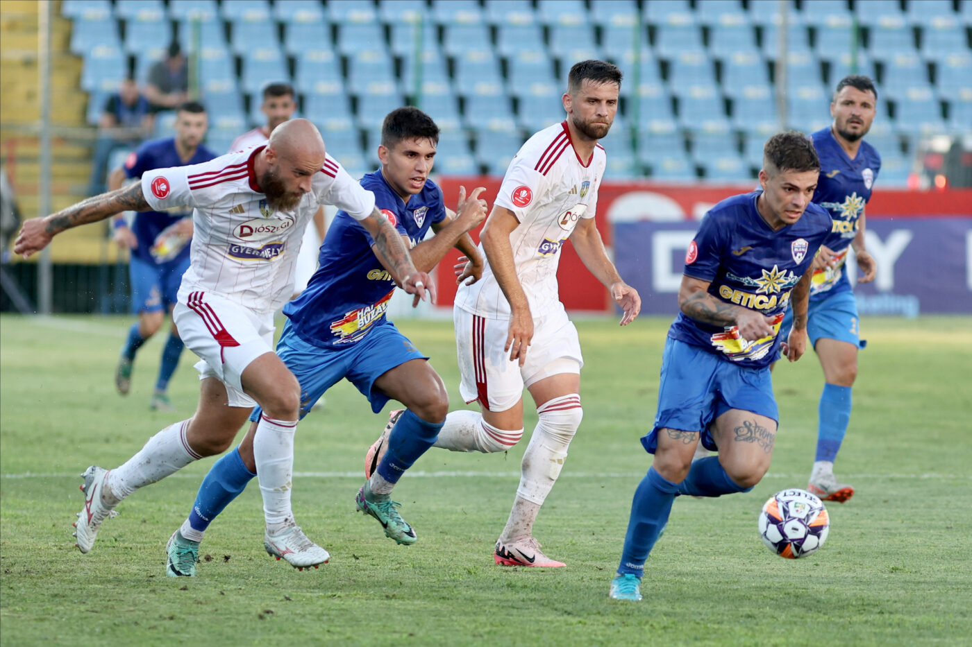 Gloria Buzău – Sepsi OSK 1-2 în etapa 2 din Superliga. Trupa lui Bernd Storck se impune cu mari emoții, după ce a controlat autoritar prima repriză. Gazdele au egalat în prelungiri, dar reușita a fost anulată de VAR pentru un offside milimetric