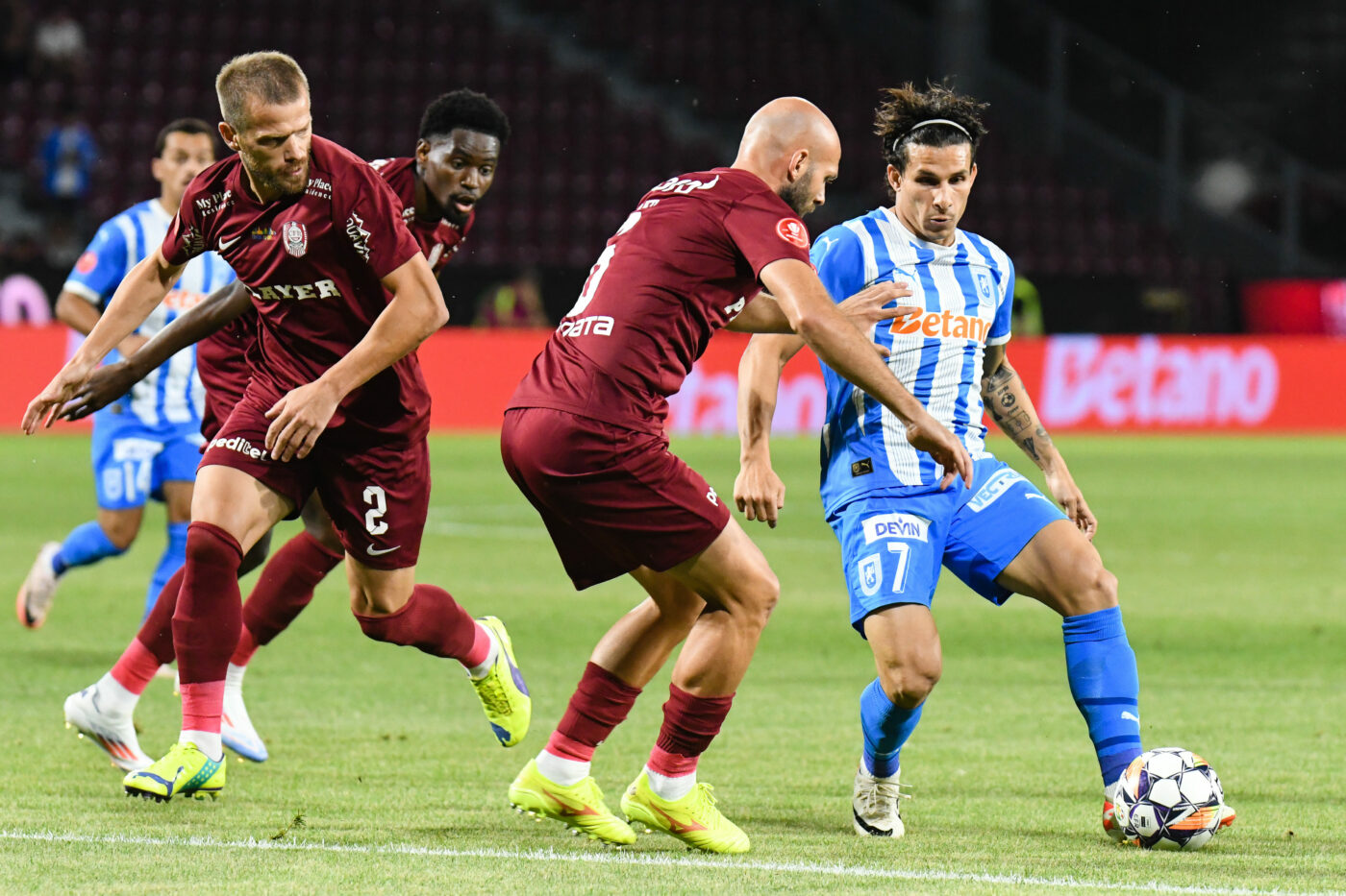Gol anulat cu VAR și o nouă fază extrem de încinsă în CFR Cluj – Universitatea Craiova! Ajeti și-a ieșit din minți după decizia lui Bîrsan, dar arbitrul a fost chemat să revadă faza și totul s-a schimbat
