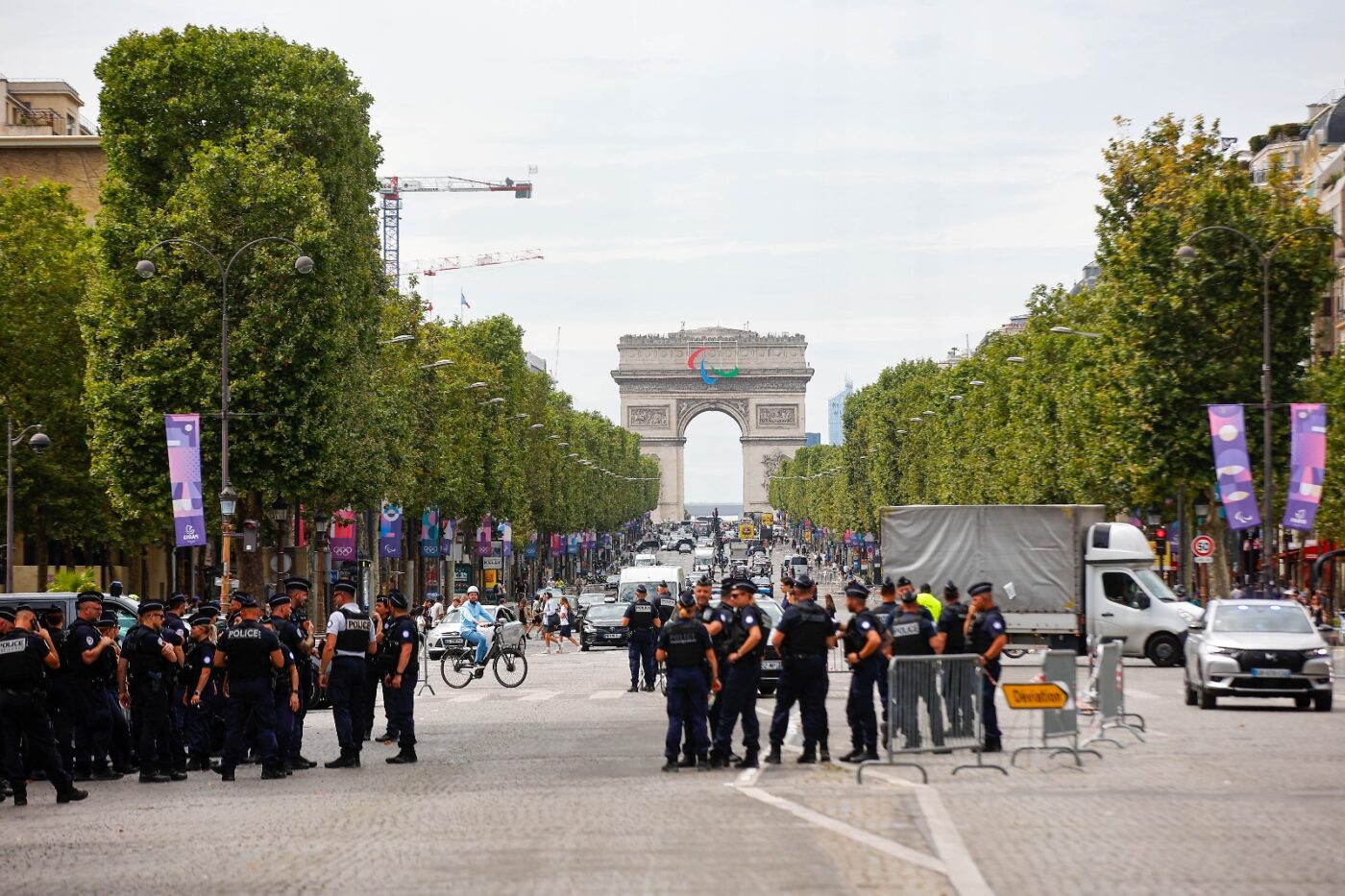 Haos, aglomerație și trafic infernal înaintea deschiderii oficiale a Jocurilor Olimpice de la Paris! Sirenele se aud la tot pasul, poliția parcă e pe urmele tuturor, oamenii au fugit din oraș. Cum se pregătește Franța de cel mai mare eveniment sportiv al anului. EXCLUSIV