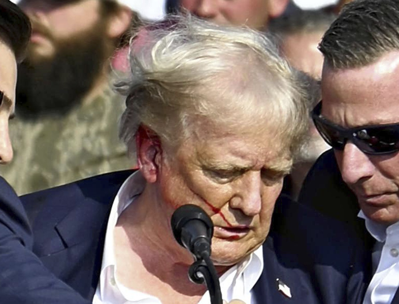 Imaginea incredibilă cu momentul în care glonțul se îndreaptă spre capul lui Donald Trump! Se vede la câțiva centimetri înainte de impactul cu urechea fostului președinte SUA