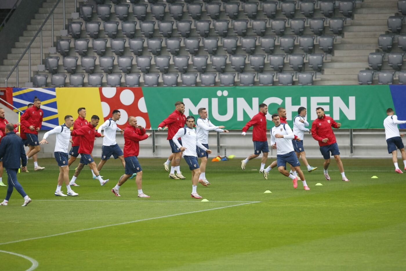 Imagini cu naționala României pregătindu-se de Olanda sub o ploaie deasă în complexul sportiv al lui Bayern Munchen! Ultimele informații înaintea optimilor de finală la EURO!