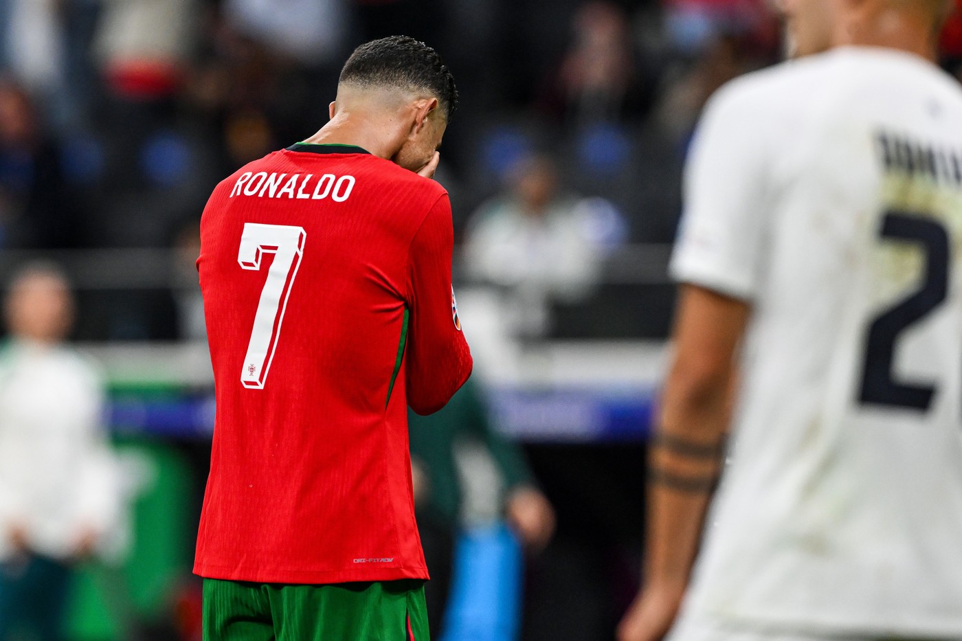Imagini dramatice: Cristiano Ronaldo a clacat psihic! A început să plângă în hohote în timpul meciului Portugalia – Slovenia de la EURO, iar coechipierii nu l-au putut consola