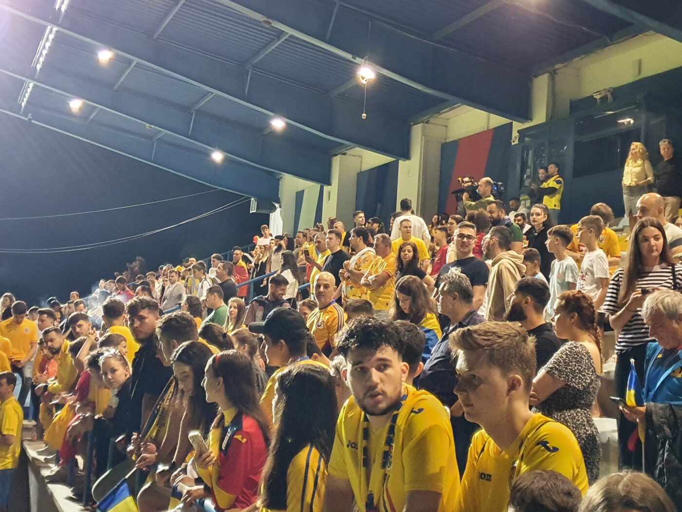 Imagini fabuloase: fanii naționalei au luat cu asalt Mogoşoaia, unde i-au aşteptat pe fotbaliştii României de la EURO! Atmosferă electrizantă după miezul nopții