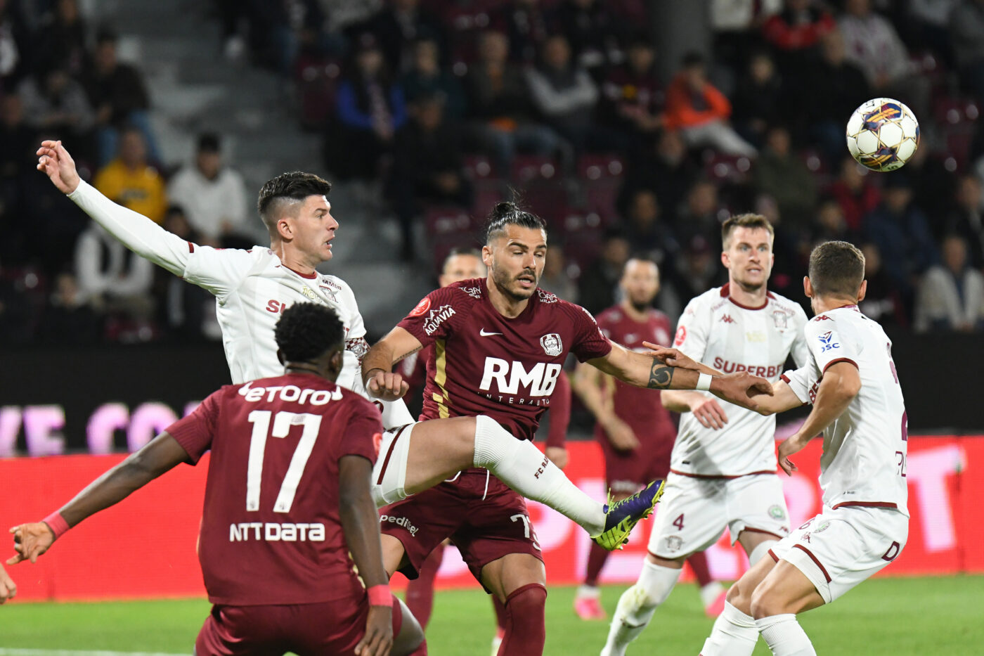 Începe Superliga! Cine a marcat cele mai multe goluri cu capul sezonul trecut? CFR Cluj și Muhar, campioni la acest capitol. SPECIAL