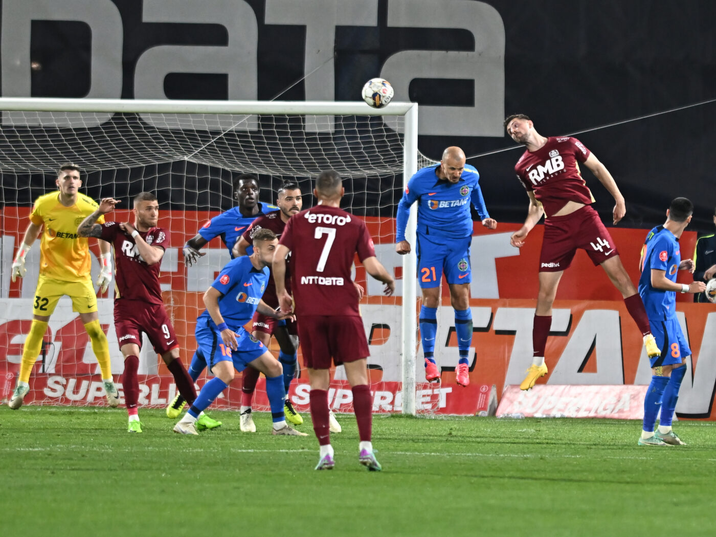 Începe Superliga! Cine se descurcă la penalty-uri? FCSB, echipa care a primit cele mai multe lovituri de la 11 metri: Bîrligea, Musi și Ștefănescu, specialiști în a le obține. SPECIAL