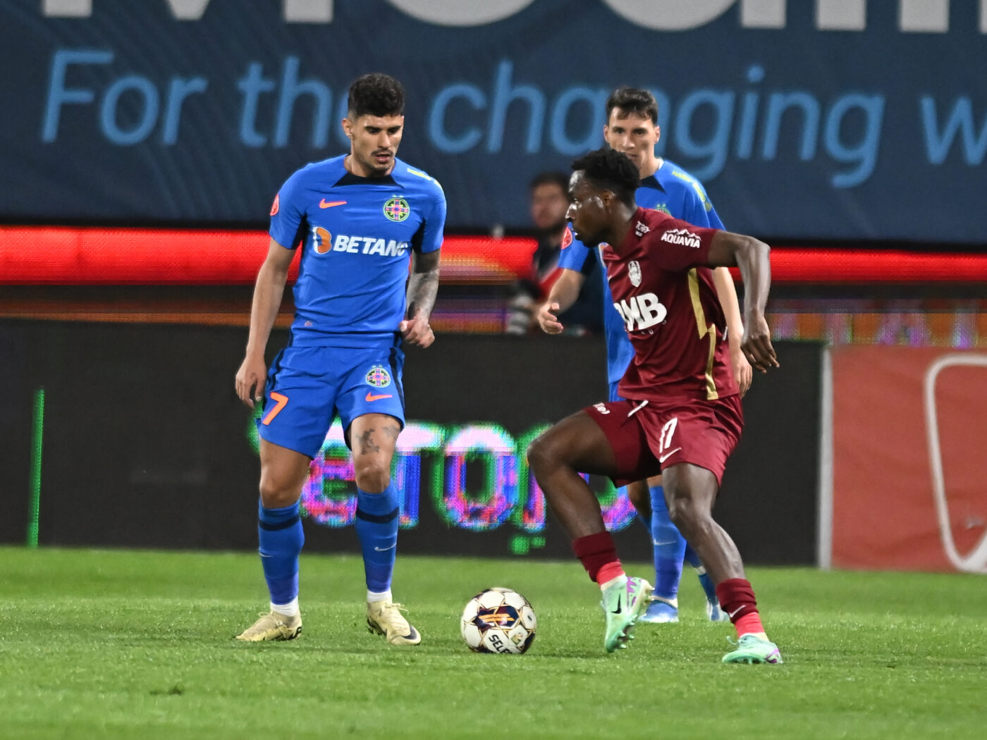 Începe Superliga fără duelul din sezonul trecut: Florinel Coman de la FCSB împotriva lui Philip Otele de CFR Cluj! Atacantul transferat în Arabia Saudită s-a descurcat mai bine în deplasare | SPECIAL