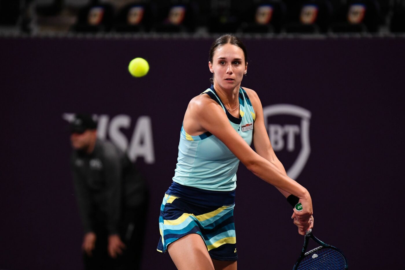 Interviu cu Călin Todoni, tatăl jucătoarei de tenis Anca Todoni, care face să se vorbească din nou limba română la Wimbledon, pentru prima dată după triumful Simonei Halep din 2019. Părintele, uimit de puterea de adaptare a fiicei sale: „A jucat două meciuri pe iarbă în viața ei!”