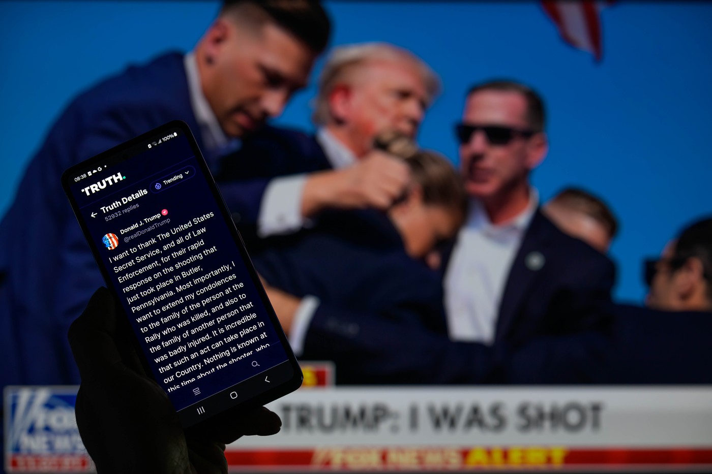 Ipoteză șocantă în cazul împușcării lui Donald Trump: poliția și serviciile secrete ar fi știut că este un trăgător pe acoperiș, dar nu l-au oprit! „Le-am spus că l-am pe văzut ucigaș. De ce nu l-au dat jos pe Trump de pe scenă?!”