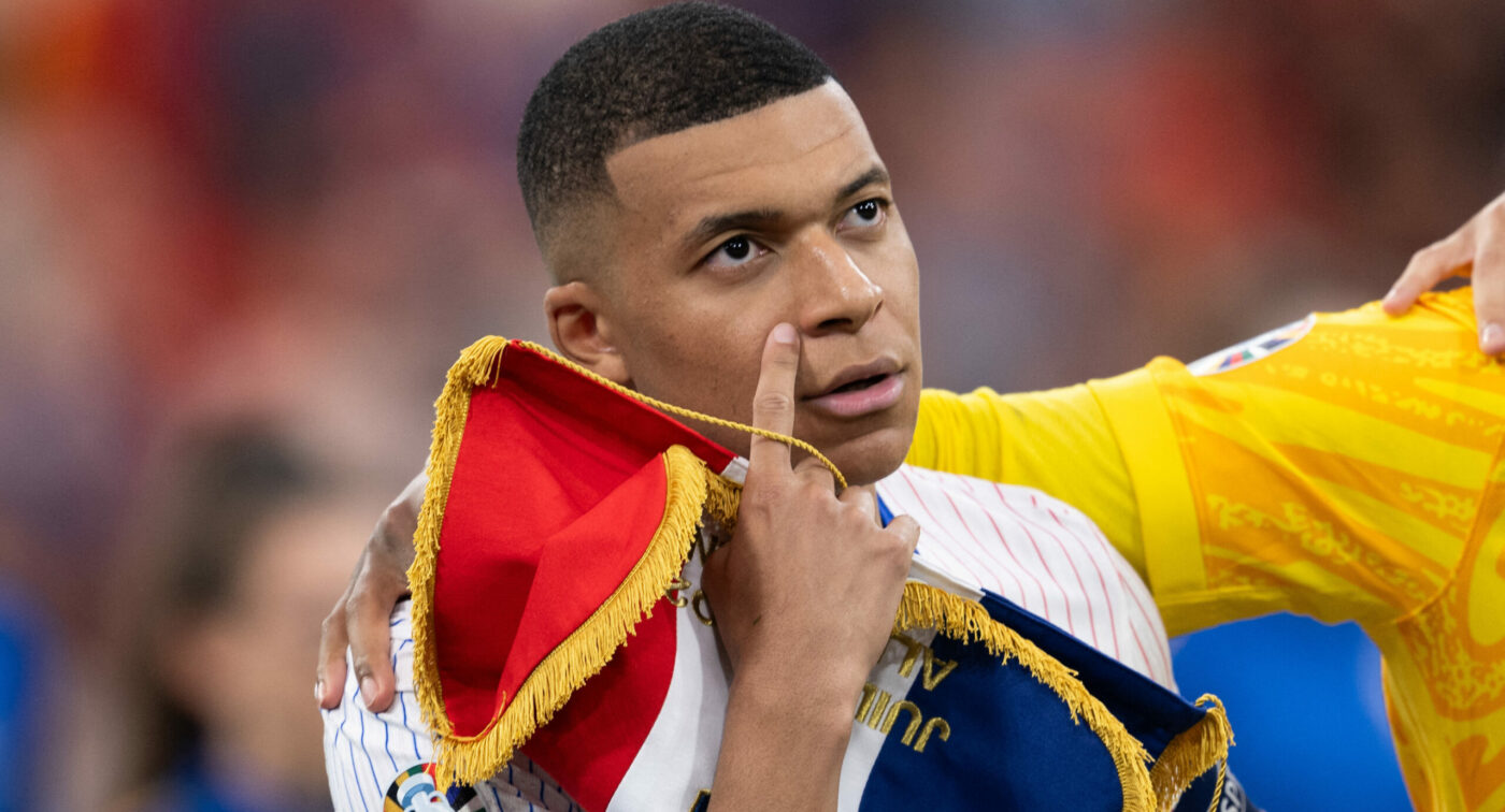 Kylian Mbappe este „tunul” comercial pe care l-a dat Florentino Perez la Real Madrid! Vânzările de tricouri au explodat și au depășit orice imaginație: campioana Europei face o avere, iar listele de așteptare s-au dus din prima zi la peste o lună şi jumătate de pentru livrarea comenzilor!