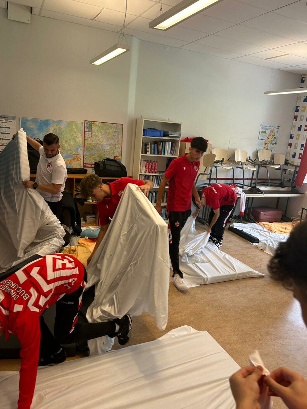 Cum comentează managerul CCJ Dinamo imaginile cu juniorii care dorm pe jos, într-o sală de clasă, la un turneu în Suedia: „E la fel ca la hotel. Locul unde stau, pentru ei, reprezintă o experiență pozitivă”. INTERVIU