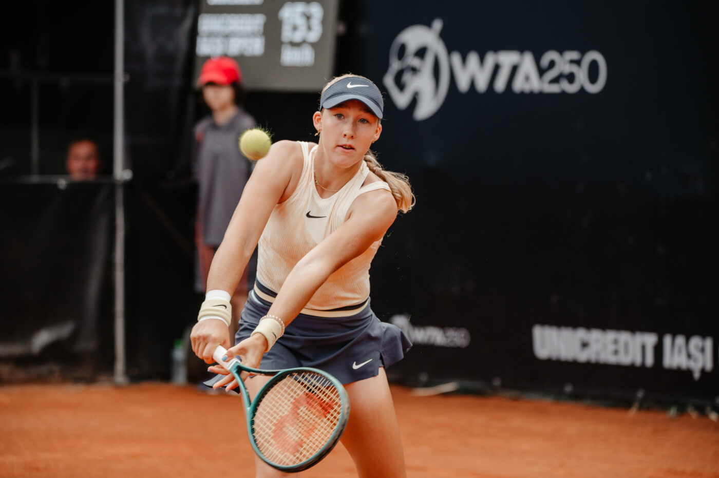 Cod galben de vijelii la UniCredit Iași Open! Sfertul de finală dintre Jaqueline Cristian și Elina Avanesyan, suspendat din cauza ploii după doar 14 minute. Meciul se va relua joi dimineață. Mirra Andreeva, Olga Danilovic și Chloe Paquet, primele trei semifinaliste
