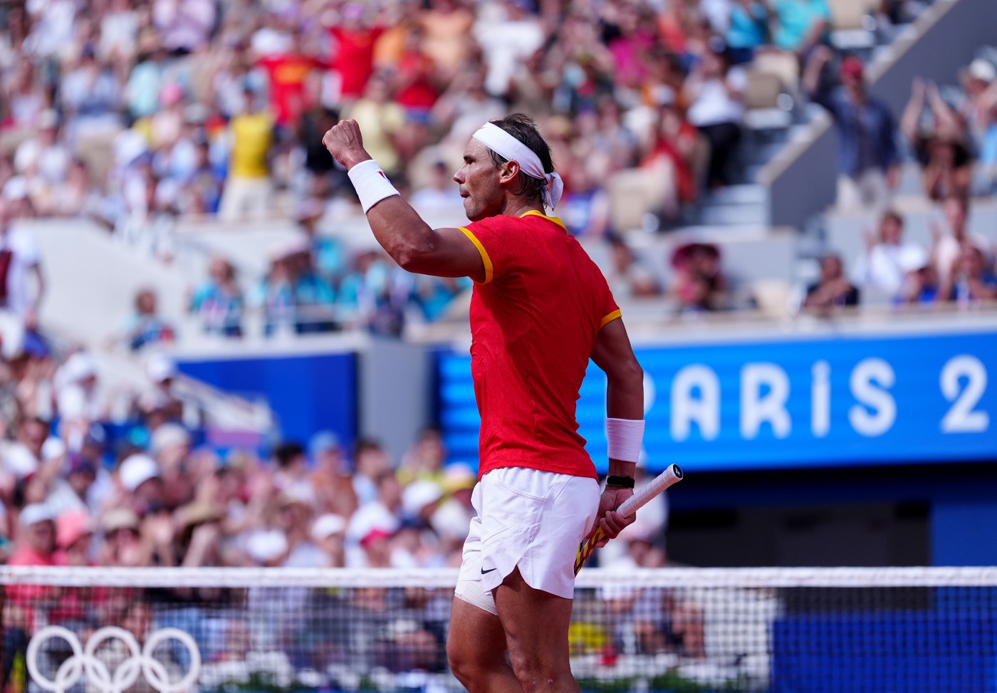 Nebunie pe Philippe-Chatrier, în cel mai așteptat meci de tenis de la Jocurile Olimpice! Rafael Nadal a ridicat tribunele în picioare după un meci fabulos și se pregătește de probabil ultimul duel cu marele Novak Djokovic. Cum am trăit victoria ibericului: „Vă rugăm să nu filmați”. SPECIAL