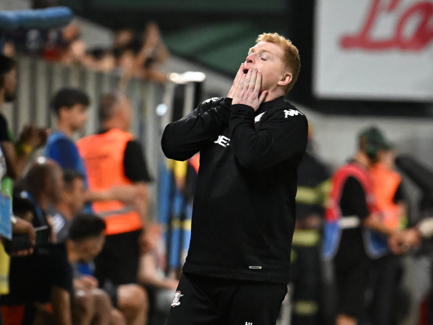 Neil Lennon a răbufnit și face praf arbitrajul după ce Rapid a pierdut și derby-ul cu Petrolul, scor 0-1: „O decizie exagerată! Sunt foarte aroganți, nu poți să vorbești cu ei”. Ce spune despre transferul lui Alex Pașcanu