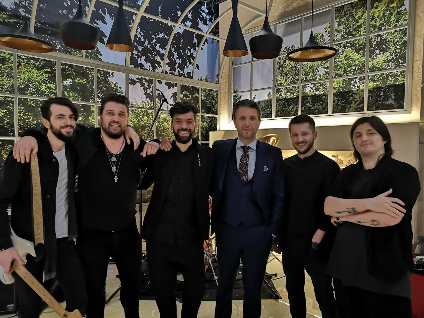 Surpriză la Dinamo. Noul crainic al „câinilor” va fi un artist cunoscut din România. A impresionat pe scenele de la Vocea României și Românii au Talent și a fost membru de brigadă în galerie. Cântărețul care îl înlocuiește pe Nicu Grameni. EXCLUSIV