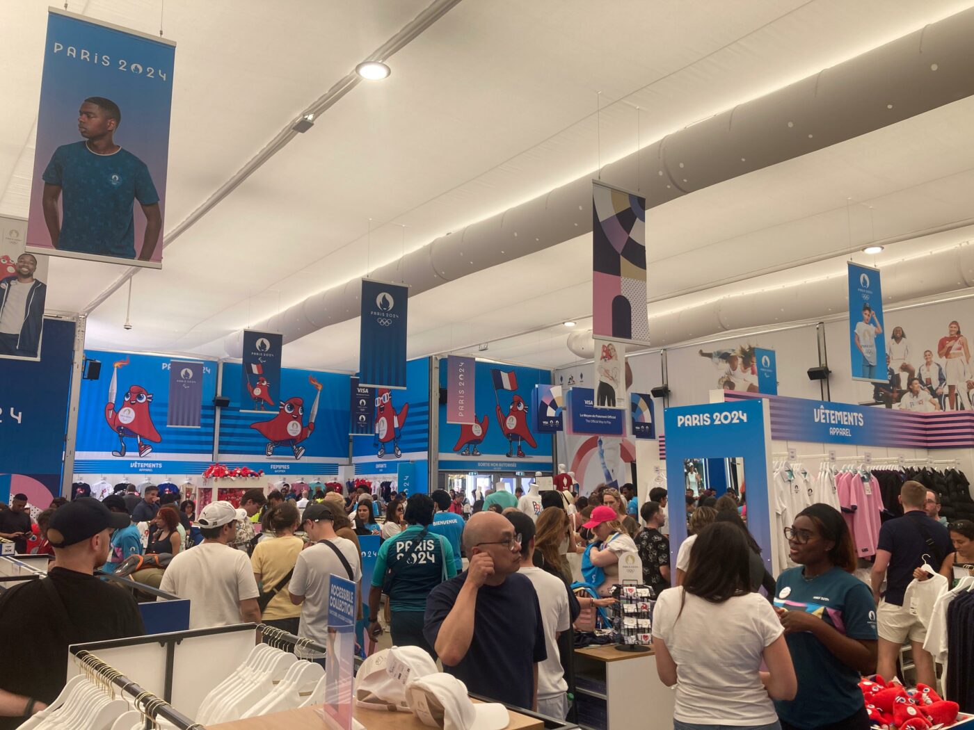 Nu e vreun hypermarket și nici vreo hală! E la fel ca la Barcelona și Real Madrid. Cum arată magazinul oficial al Jocurilor Olimpice unde se poate sta la coadă zeci de minute. Cât costă un tricou oficial și cum arată mascota de la Paris. SPECIAL