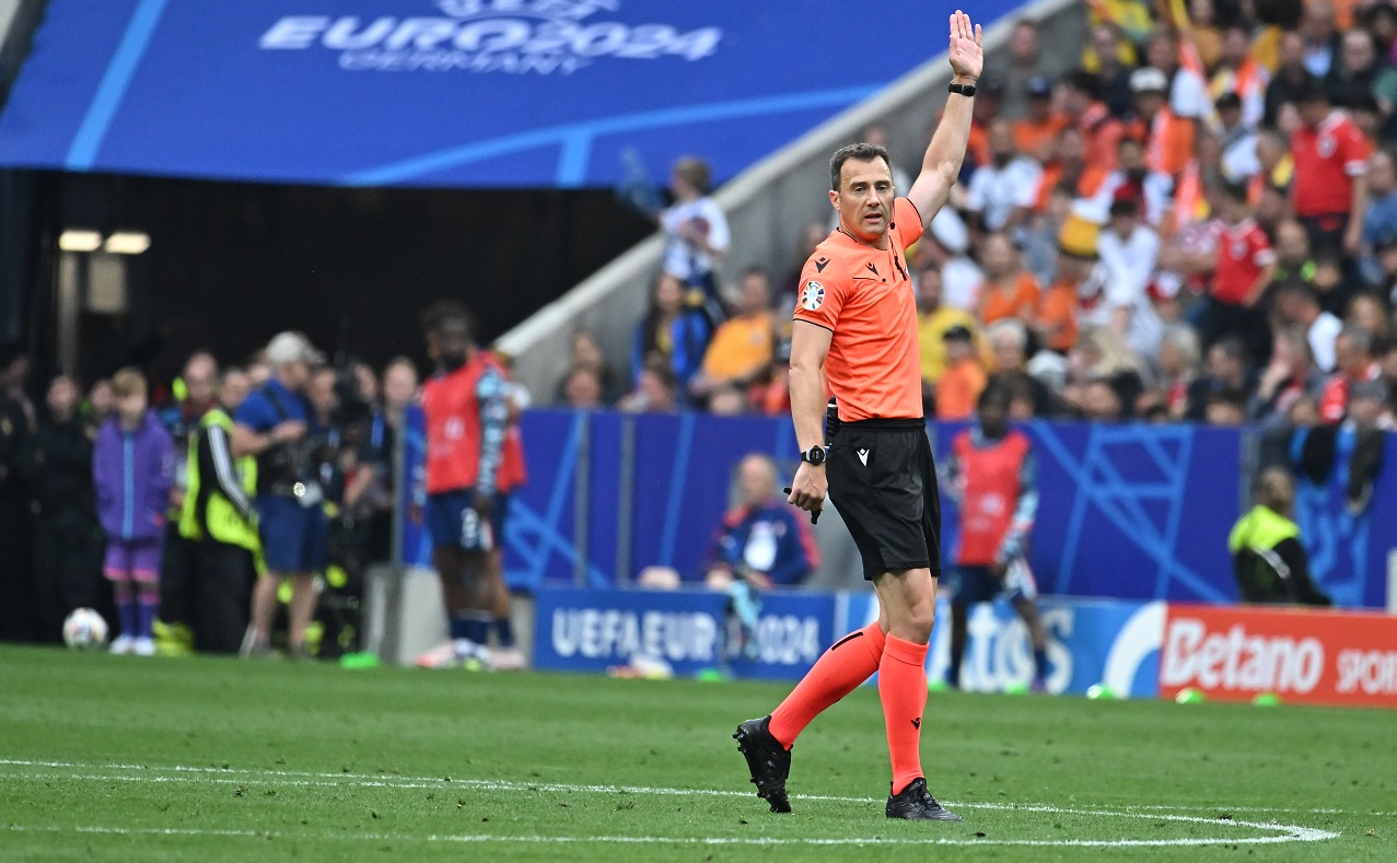 Nu rămâne așa: petiție semnată de mii de oameni pentru ca UEFA să-l suspende pe arbitrul care a distrus România în meciul cu Olanda!