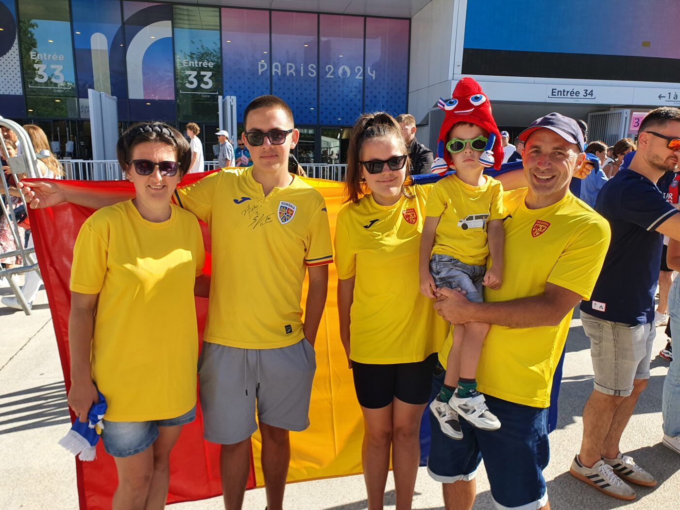 O familie superbă de români, alături de campionul David Popovici! ProSport are imaginile momentului înainte ca marele nostru sportiv să debuteze la Jocurile Olimpice. La Defense Arena arată impresionant. FOTO EXCLUSIV