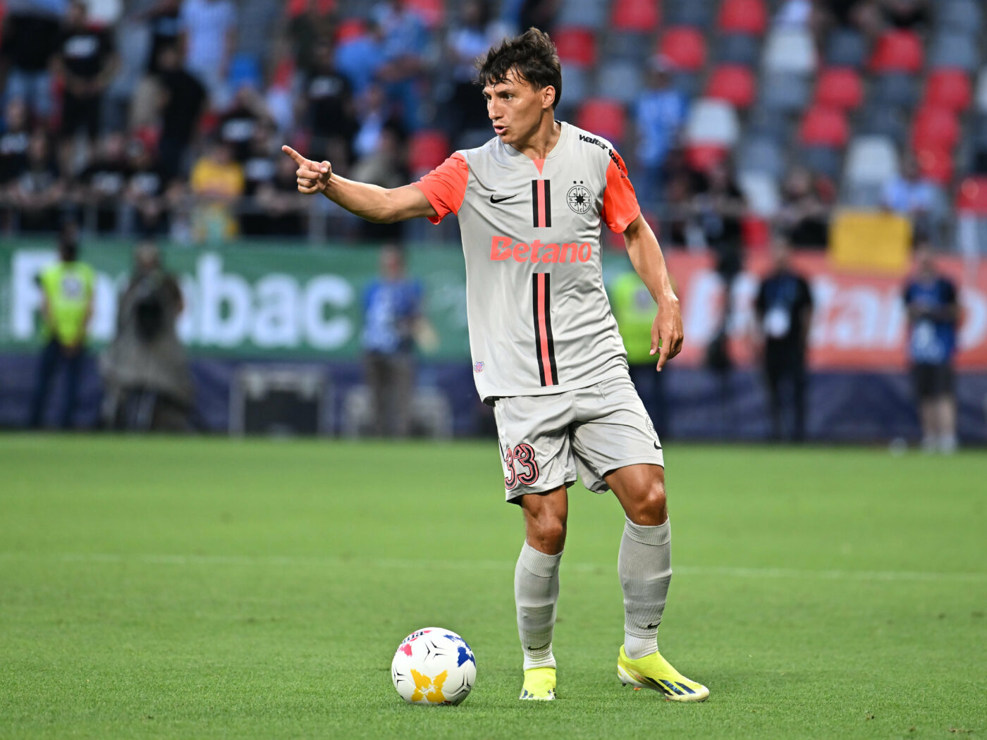 Oferta secretă pe care o va primi Risto Radunovic pentru a rămâne în Superliga! Îi bagă contractul în torpedoul unei mașini de lux
