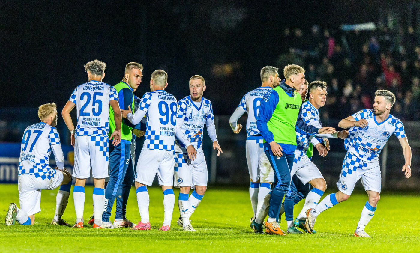 Petiție pentru promovarea Corvinului în Superliga! A cerut dispensă pentru dreptul de a juca la anul în Liga 1, după victoria cu maghiarii de la Paksi