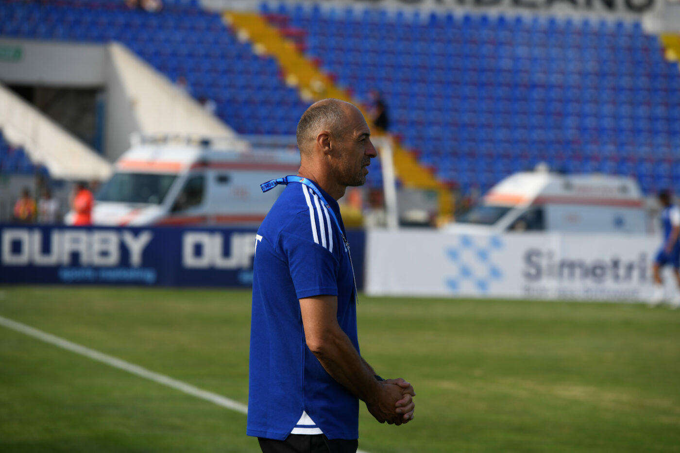 Prima etapă din Superliga, primul circ! Antrenorul a făcut scandal în finalul meciului și a fost eliminat, apoi toată lumea a așteptat ca el să traverseze, impertinent, terenul