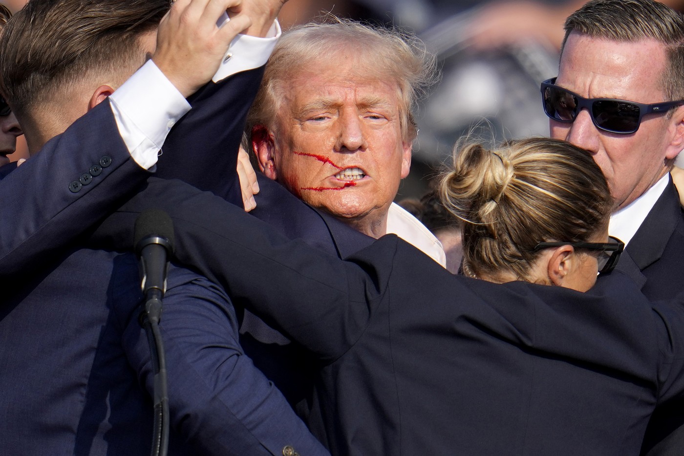 Primele imagini cu atacatorul lui Donald Trump. A fost filmat pe acoperișul unei clădiri, după intervenția Serviciilor Secrete