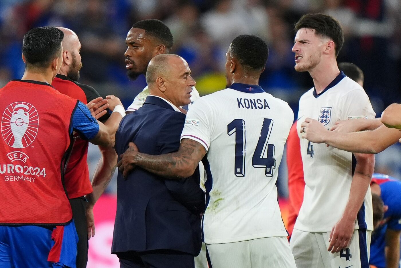 S-a aflat motivul pentru care Declan Rice, vedeta Angliei, şi Francesco Calzona, selecționerul Slovaciei, au fost aproape să se ia la pumni! De ce i-a strigat „chelios nenorocit” şi ce a urmat apoi