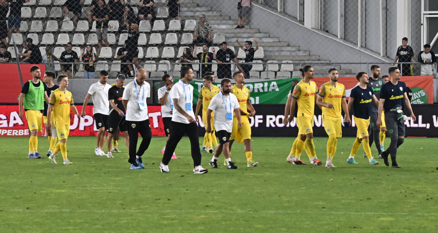 S-a rupt vestiarul „lupilor” după Dinamo București – Petrolul Ploiești 4-1! Scandal între fotbaliștii lui Topal: au țipat unii la alții. Țicu e singurul care a avut tupeu să discute cu liderii galeriei. EXCLUSIV