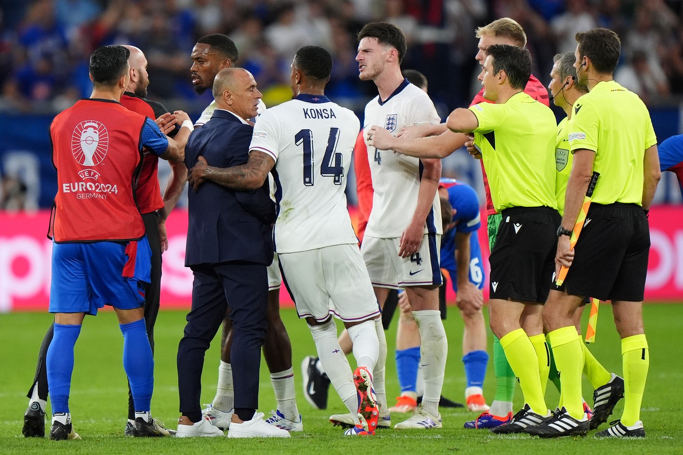 Selecționerul Slovaciei, la un pas de bătaie cu vedeta Angliei, după finalul tensionat din optimile EURO 2024! Scandal pe teren între antrenor și fotbalist