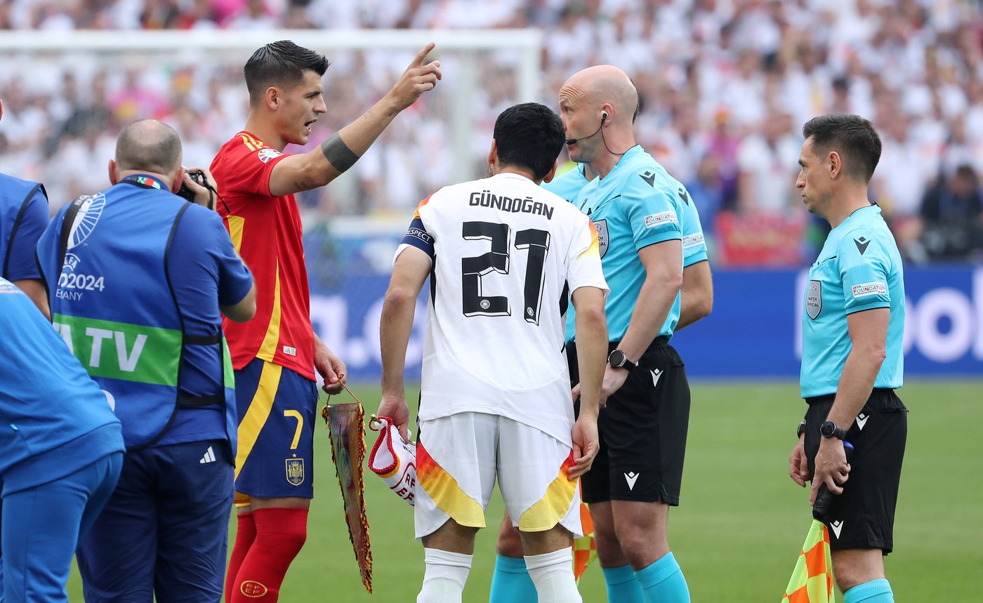 Toată planeta a văzut cum Alvaro Morata a luat „galben” în meciul Spania – Germania de la EURO, dar acesta i-a fost „șters”, iar ibericul poate juca în semifinala de foc cu Franța! Cum a fost posibil așa ceva