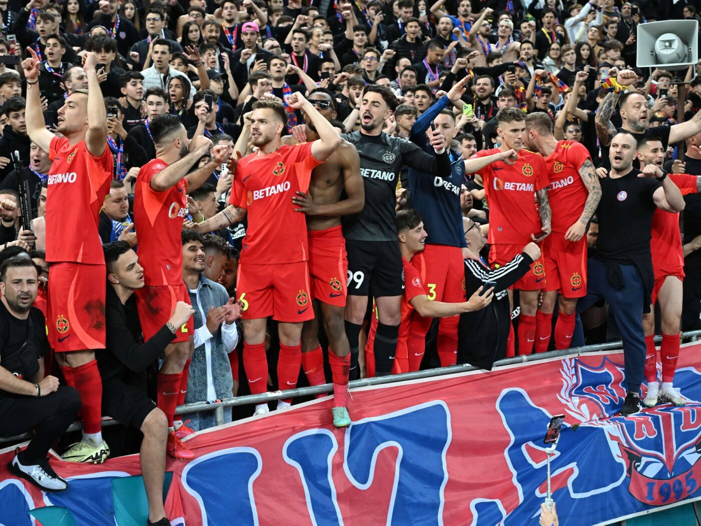 Transferul care ar fi o adevărată lovitură de Champions League e chestiune de importanță maximă la FCSB! A intervenit în negocieri și liderul suprem al ultrașilor roș-albaștri