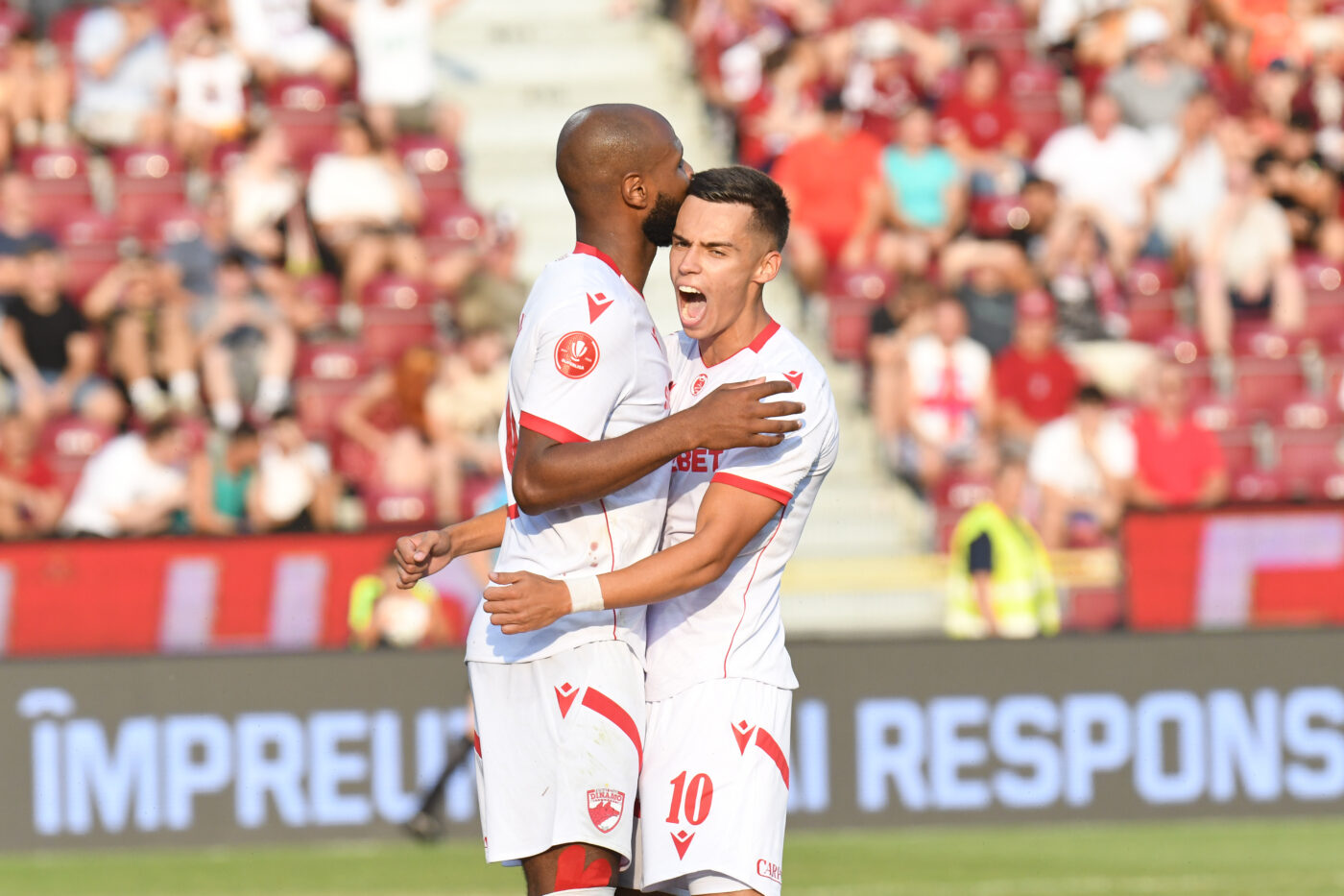 Un fotbalist de la Dinamo l-a uluit pe Panduru în meciul cu CFR Cluj