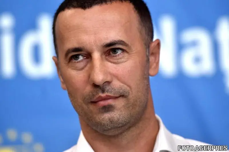 Legăturile nebănuite cu fotbalul ale „Baronului Lamborghini”, Iulian Dumitrescu! Fostul șef CJ Prahova, acuzat de DNA pentru luare și dare de mită și trafic de influență, stătea cu chirie într-un apartament pentru care le-ar fi plătit 10.000 de euro pe lună lui Cristi Chivu și Adelinei Chivu. Bombă: omul lui de încredere e fostul jucător al Stelei, Daniel Dunăreanu, care e acuzat de complicitate