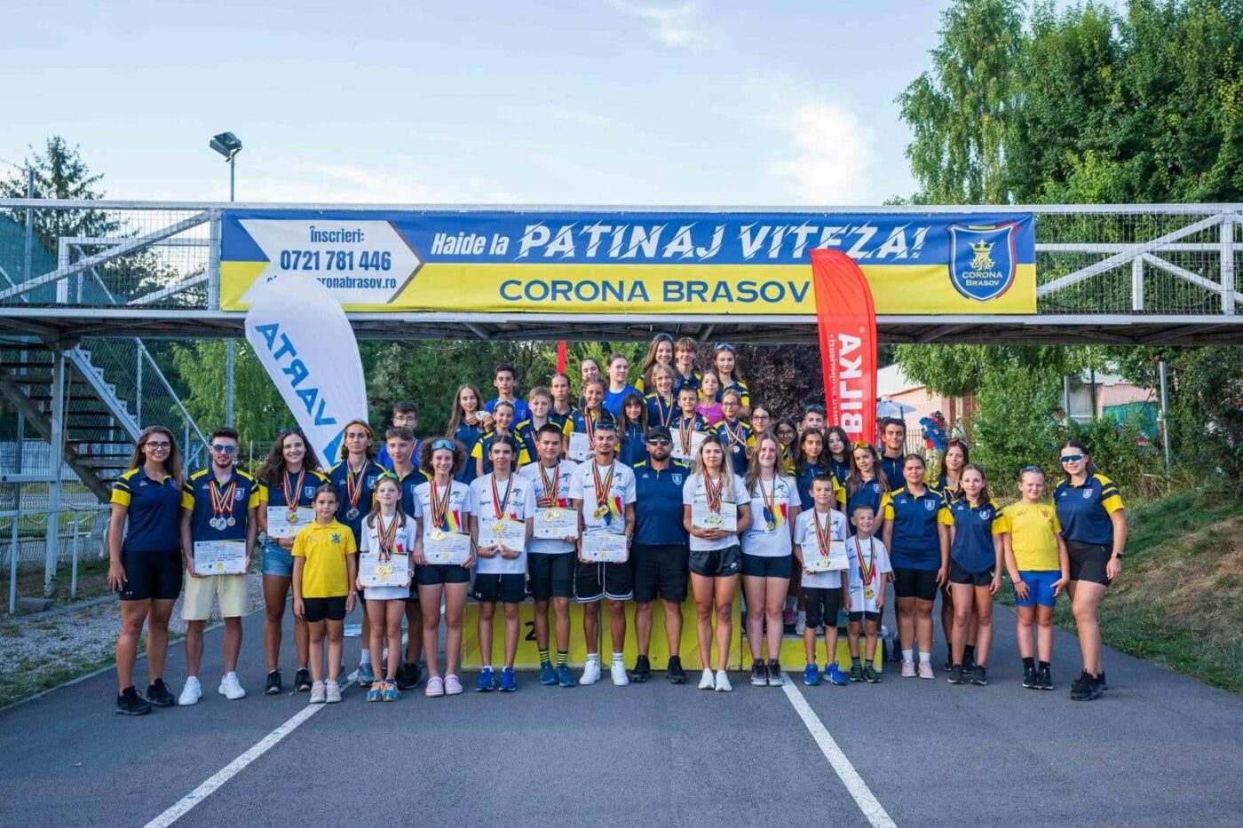 Spirit de sacrificiu la Campionatul Național pe probe și poliatlon. Cosmin Nedelea și Mihaela Hogaș luptă cu recordurile la patinaj viteză. Brașovenii au bătut 5 recorduri naționale deși au concurat cu probleme medicale!