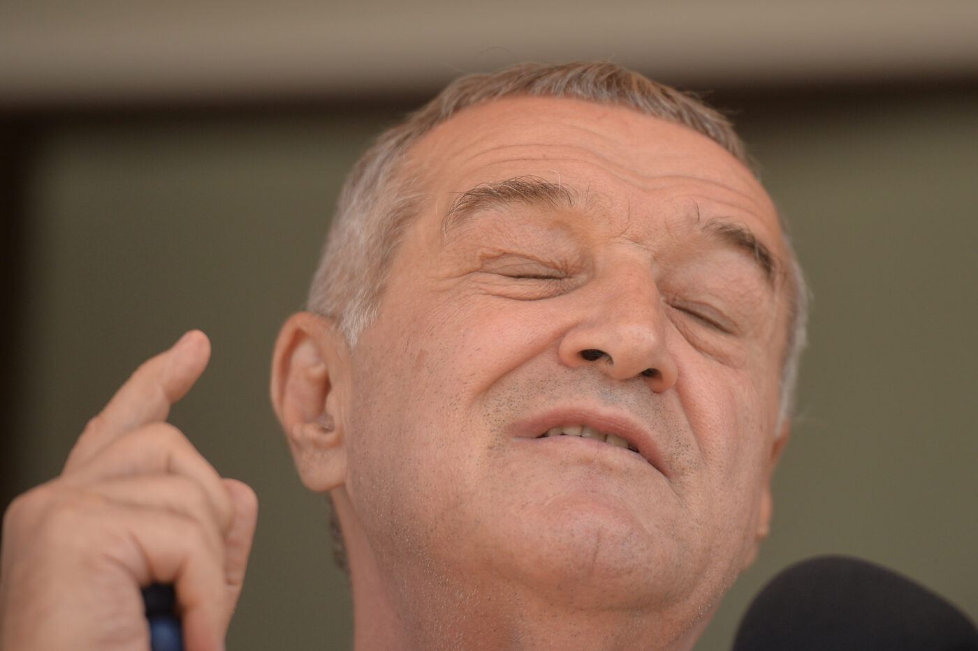 A găsit puterea să-i mulțumească lui Gigi Becali, deşi patronul a spus despre el că va fi dat afară şi că e terminat ca fotbalist. Prestația din FCSB – Farul Constanța 3-2 l-a impresionat pe patronul campioanei
