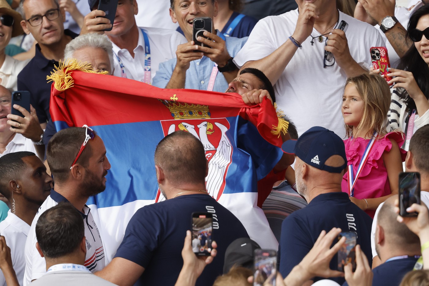A plâns în hohote la cea mai așteptată finală de la Paris și a fost aplaudat pe loc de toată lumea. Culisele unui succes istoric la Jocurile Olimpice și cum i-a cucerit Nole pe jurnaliști imediat după victorie. Ce n-ai văzut la TV în partida urmărită de milioane de oameni. SPECIAL