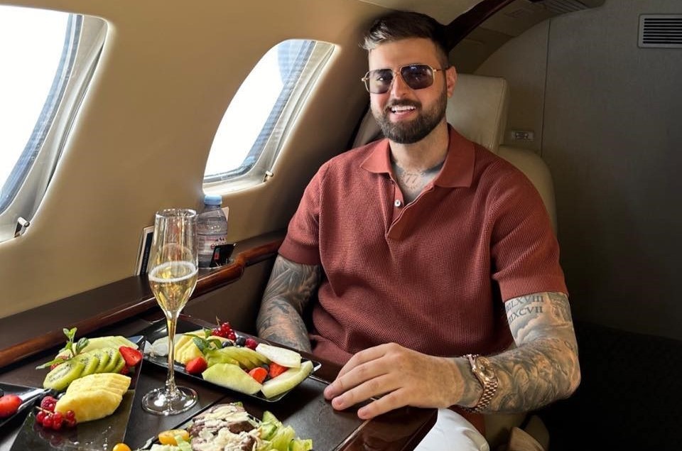 Adrian Mititelu jr., fițe de milionar la Saint Tropez. Imaginile momentului: i-au adus șampaniile la masă cu artificii, steaguri ale României și un mesaj afișat pe o pancartă