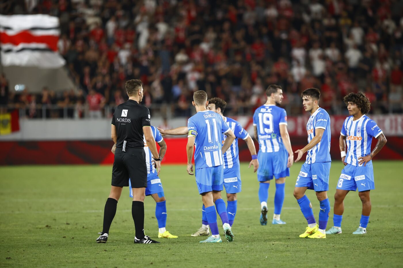 Alarmă printre olteni la pauza meciului cu Dinamo! Jucătorii lui Costel Gâlcă, obligați să ia o decizie radicală după o repriză de coșmar. SPECIAL