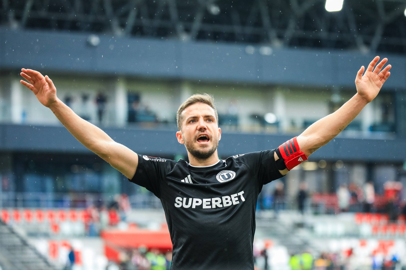 Alex Chipciu, la meciul 300 în Superliga. Secretele longevității, meciurile care îl „bântuie” și marele privilegiu. „Dacă nu făceam asta mai jucam 20 de meciuri în națională. Dar nu te ajută deloc să fii nemulțumit. Totul e ce trăiești pe moment”. INTERVIU EXCLUSIV