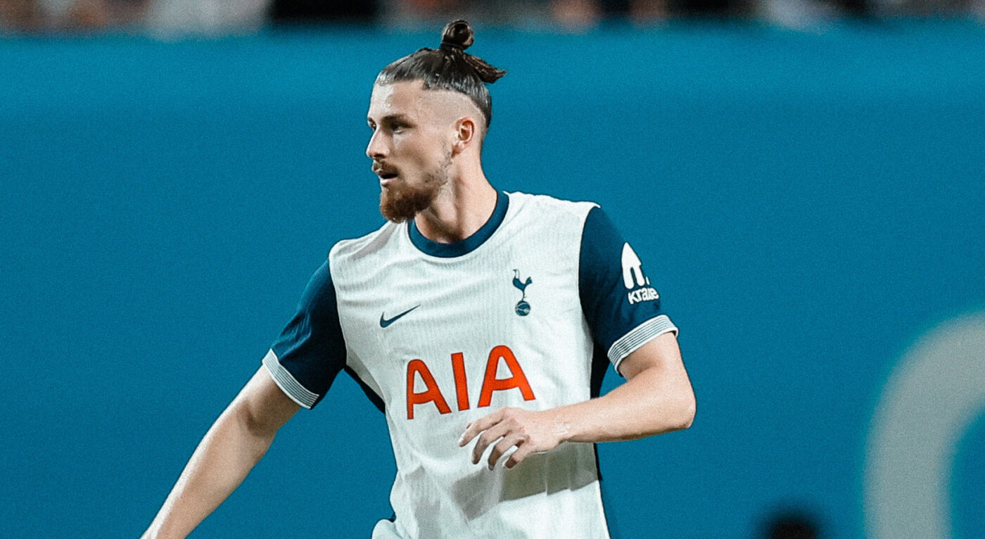 Asta îi mai lipsea lui Radu Drăguşin. Al patrulea fundaş central, care părea că va fi vândut de Tottenham, i-a câştigat încrederea lui Ange Postecoglou
